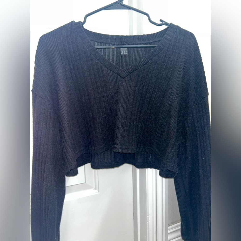 This is a top from shein,size small. It is a nice black long sleeve,its cropped - Picture 1 of 1